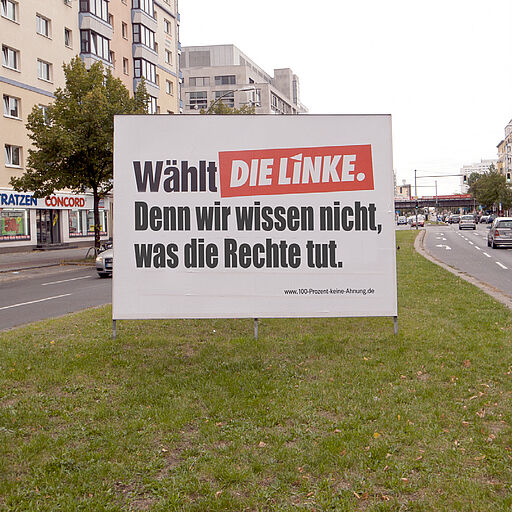 Deutsch – Bildbeschreibung (SEO / Metadaten) Plakatmotiv aus einer experimentellen Plakatintervention im öffentlichen Raum. Das Motiv orientiert sich visuell am ehemaligen Corporate Design von Die Linke und zeigt den Slogan „Wähl die Linke, denn wir wissen nicht, was die Rechte tut“. Das Design wurde bewusst ohne Auftrag oder Kontext übernommen und zwischen regulärer Außenwerbung platziert, um politische Bildsprache und Wahlästhetik im Stadtraum zu reflektieren. ⸻ English – Image description (SEO / metadata) Poster from an experimental public-space poster intervention. The visual deliberately adopts the former corporate design of Die Linke and features the slogan “Vote Left, because we don’t know what the Right is doing.” The design was used without authorization or explanatory context and placed among regular outdoor advertising to examine political visual language and election aesthetics in public space.