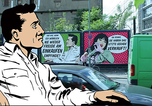 DE (lang): „Berlin-Mitte: Zwei Großflächenplakate im Comicstil mit Sprechblasen über Einkaufen und Verkaufsdruck, davor eine groß illustrierte Männerfigur; Autos und Lieferfahrzeug im Straßenverkehr.“ EN (long): “Berlin-Mitte: Two large-format comic billboards with speech bubbles about shopping and selling pressure; a large illustrated man in the foreground, with cars and a van passing by.”