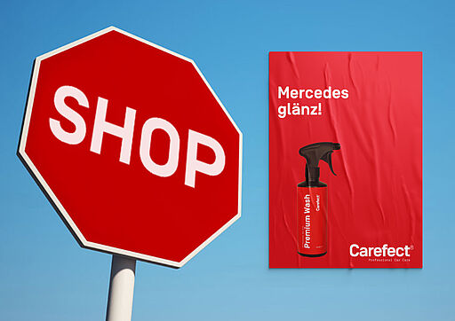 Blauer Himmel im Hintergrund, ein STOP-ähnliches Straßenschild mit der Aufschrift „SHOP“. Daneben ein rotes Plakat mit dem Wortspiel „Mercedes-Benz Glanz“ (Anspielung auf „Mercedes-Benz“ und „Glanz“).Blue sky background with a STOP-style road sign reading “SHOP”. Next to it, a red poster with the adapted pun “Mercedes-Benz Gleam”, inspired by the German “Glanz” (“shine”).