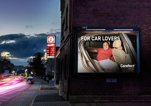 Deutsch (Alt-Text / SEO): Authentisches Nachtfoto an einer Tankstelle: Blick durch die Scheibe auf eine Person im Auto, wie spontan selbst aufgenommen – sympathisch, nahbar und realer Street-Photography-Look. English (Alt text / SEO): Authentic night photo at a gas station: candid view of someone sitting in a car, shot in a spontaneous, real-life way — warm, relatable and true street-photography vibe.