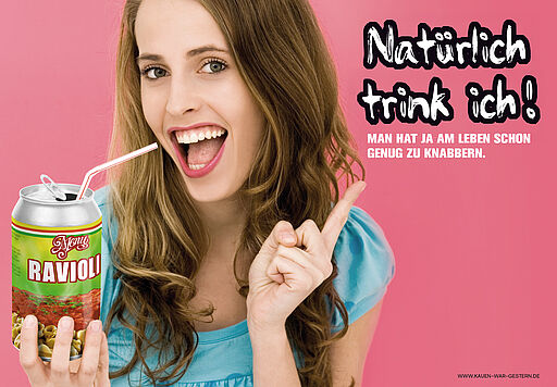 Deutsch – Bildbeschreibung (SEO / Metadaten) Beleuchtete Werbetafel im U-Bahnhof Samariterstraße als Teil des Kunstprojekts „Ey Werbung, was ist los?“. Das Plakat bewirbt ein fiktives Getränk „Ravioli zum Trinken“ mit dem Slogan „Natürlich trinke ich, denn man hat am Leben ja schon genug zu knabbern“. Die bewusst absurde Produktidee imitiert Konsumwerbung und wurde im realen Bahnhofskontext platziert, wodurch unerwartete Bezüge zwischen Motiv, Ort und Alltagssituation entstanden. ⸻ English – Image description (SEO / metadata) Illuminated advertising display at Samariterstraße underground station in Berlin, part of the art project “Ey Werbung, what’s going on?”. The poster promotes a fictional product, “drinkable ravioli,” using the slogan “Of course I drink, life already gives you enough to chew on.” The intentionally absurd concept mimics consumer advertising and was placed within the real transit environment, creating unexpected connections between the visual, the location, and everyday life.