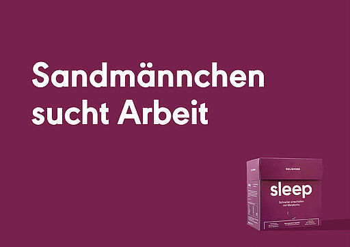 Deutsch (Alt-Text / SEO): Violettes Plakat für Solid Mind Sleep mit dem Spruch „Sandmännchen sucht Arbeit“; unten rechts steht die violette Produktpackung in der Ecke. English (Alt text / SEO): Purple billboard for Solid Mind Sleep with the headline “Sandmännchen sucht Arbeit”; the purple product pack is placed in the bottom-right corner.