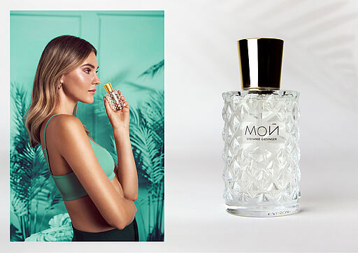 Deutsch (Alt-Text / SEO): Stefanie Giesinger steht im Bild in warmen Mauve-Farbtönen; sie trägt ein Outfit in Mauve, rechts im Bild eine Parfümflasche im passenden Farbkonzept, modern und elegant inszeniert. English (Alt text / SEO): Stefanie Giesinger standing in a warm mauve color palette; she wears mauve tones, with a perfume bottle placed on the right side of the frame, styled in a modern, elegant look.