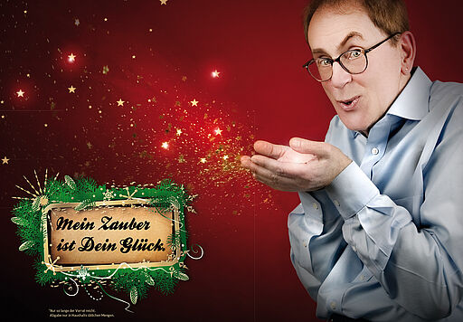 Deutsch – Bildunterschrift Plakatmotiv im U-Bahnhof Samariterstraße aus dem Kunstprojekt „Ey Werbung, was ist los?“. Die Gestaltung zitiert bewusst klassische Weihnachtswerbung: „Mein Zauber ist dein Glück“, begleitet von der Figur Harald, der funkelnde Sternchen versprüht. Das Motiv wurde gezielt vor Beginn der Weihnachtszeit platziert, sodass die später folgenden, regulären Werbeflächen im üblichen Zehn-Tage-Rhythmus mit echter Weihnachtswerbung bespielt wurden. Die geplante Überlagerung von Kunst und Kommerz ging exakt auf. ⸻ English – Caption Poster motif at Samariterstraße underground station in Berlin, part of the art project “Ey Werbung, was ist los?”. The visual deliberately references classic Christmas advertising, featuring the line “My magic is your happiness” and the character Harald scattering sparkling stars. The poster was placed just ahead of the Christmas season, so that subsequent advertising panels were filled with actual seasonal ads in the regular ten-day cycle. The intended collision between art and commercial messaging unfolded as planned.