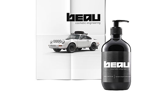 Getunter Porsche 911 neben BO Seifenspenderflasche – Premium-Männerkosmetik für asiatische Männer, German Quality, cleanes Packaging, luxuriöse Inszenierung. English (Alt text / SEO): Modified Porsche 911 next to a BO pump bottle – premium men’s grooming for Asian men, German quality, clean packaging, luxury look.