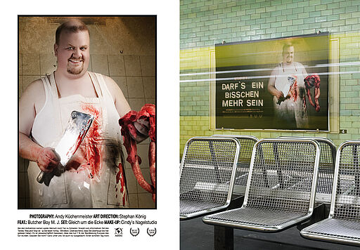 Deutsch – Bildbeschreibung (SEO / Metadaten) Beleuchtete Werbetafel im U-Bahnhof Samariterstraße als Teil des Kunstprojekts „Ey Werbung, was ist los?“. Das Plakat zeigt einen Fleischer, der eine große Menge Fleisch in den Händen hält. Der Slogan lautet „Darf ein bisschen mehr sein“. Die Gestaltung orientiert sich formal an einem klassischen Hollywood-Filmplakat mit dunkler Bildstimmung, dramatischem Licht und klarer Fokussierung auf das zentrale Motiv. ⸻ English – Image description (SEO / metadata) Illuminated advertising display at Samariterstraße underground station in Berlin, part of the art project “Ey Werbung, what’s going on?”. The poster features a butcher holding a large amount of meat, accompanied by the slogan “Darf ein bisschen mehr sein.” The visual adopts the aesthetics of a classic Hollywood movie poster, using dark tones, dramatic lighting and a strong focus on the central figure.