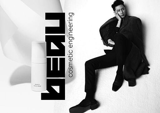 Beau steht für hochwertige Pflege mit deutschem Qualitätsanspruch – entwickelt für asiatische Männer. Im Motiv: ein asiatischer Mann mit frischer, gepflegter Ausstrahlung, ergänzt durch die Beau-Verpackung im cleanen, minimalistischen Design. Der Look wirkt modern, reduziert und klar premium.