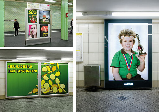 Deutsch – Bildbeschreibung (SEO / Metadaten) Kleinteilige Werbeformate im U-Bahnhof Samariterstraße als Teil des Kunstprojekts „Ey Werbung, was ist los?“. Zu sehen sind mehrere beleuchtete Plakate: ein junger Mann hält Schilder mit fingierten Preisen, daneben ein Motiv mit der Aufschrift „Ihr Nachbar hat gewonnen“. Weitere Plakate kündigen 50 % Reduzierung und ähnliche Rabattversprechen an. Alle Motive greifen bekannte Werbecodes auf, verzichten jedoch bewusst auf Absender oder Produkt und entleeren so die gewohnte Werbelogik im öffentlichen Raum. ⸻ English – Image description (SEO / metadata) Small-format advertising visuals at Samariterstraße underground station in Berlin, part of the art project “Ey Werbung, what’s going on?”. The illuminated posters include a young man holding signs with fake prices, a neighboring visual stating “Your neighbor has won,” and additional posters advertising 50% discounts and similar promotional claims. All visuals mimic familiar advertising codes while deliberately omitting branding or attribution, exposing the emptiness of advertising logic in public space.