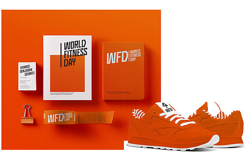 Deutsch Corporate-Design-Motiv für den World Fitness Day. Das visuelle System zeigt eine dominante orange Farbfläche mit schräg aufstrebender Typografie als Ausdruck von Dynamik und Bewegung. Unten rechts ist ein Reebok-Schuh zu sehen, passend im Design gebrandet und als Referenz für potenzielle Marken- und Produktkooperationen integriert. ⸻ English Corporate design visual for the World Fitness Day. The visual system features a dominant orange color palette and upward-angled typography expressing movement and energy. In the bottom right corner, a Reebok shoe appears, branded in line with the design system and integrated as a reference for potential brand and product collaborations.