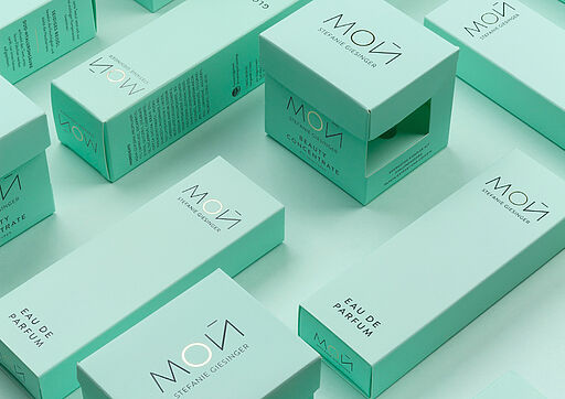 Deutsch (Alt-Text / SEO): Produktaufnahme der Marke MOY von Stefanie Giesinger: Kosmetikprodukte in warmem, türkisem Farbton, modern inszeniert, cleanes Packaging, hochwertiger Lifestyle-Look. English (Alt text / SEO): Product shot of MOY by Stefanie Giesinger: beauty products in a warm turquoise color palette, modern styling, clean packaging and a premium lifestyle aesthetic.